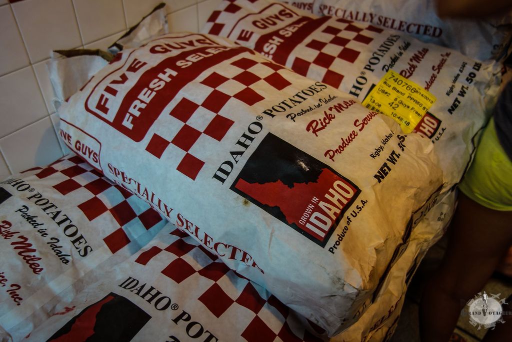 Chez Five Guys, les sacs à patates traînent devant la caisse. Ca fait plus authentique. Chez Five Guys, les sacs à patates traînent devant la caisse. Ca fait plus authentique.