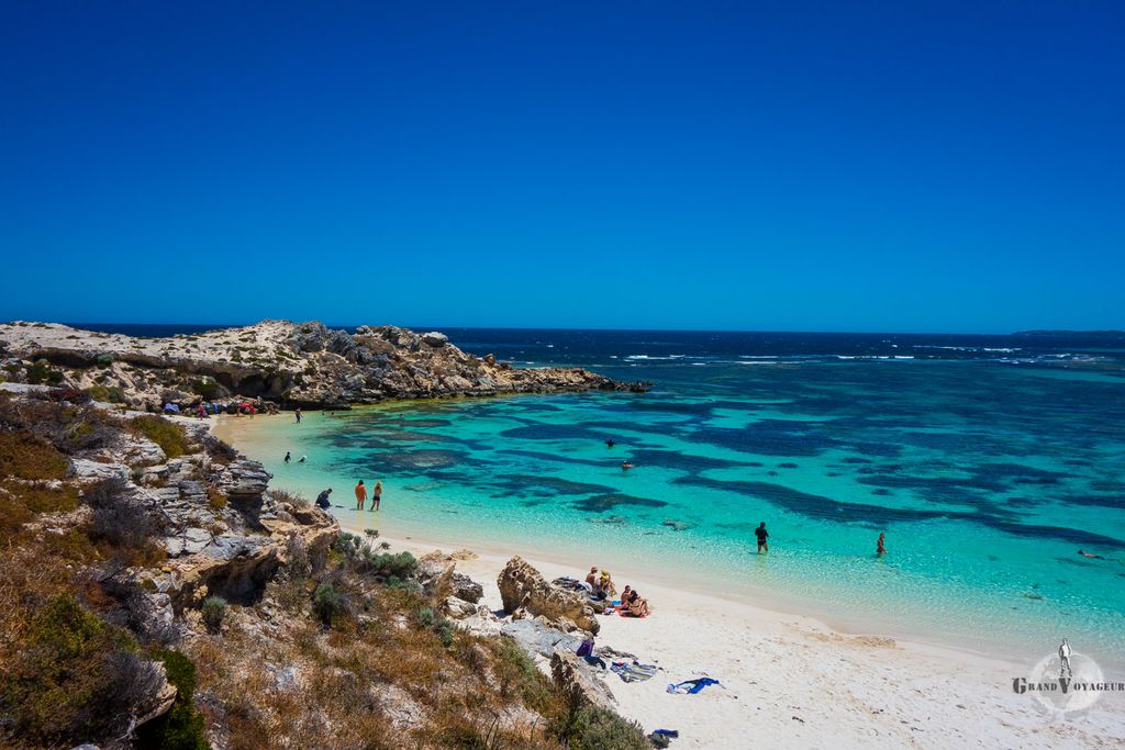 Et en plus, la plage est loin d'être bondée. Et en plus, la plage est loin d'être bondée.