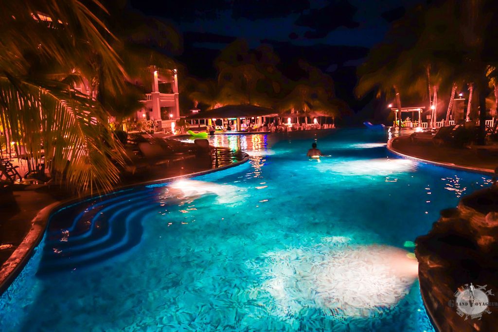 L'infinity Bay, la nuit. Pas trop mal non plus. L'infinity Bay, la nuit. Pas trop mal non plus.