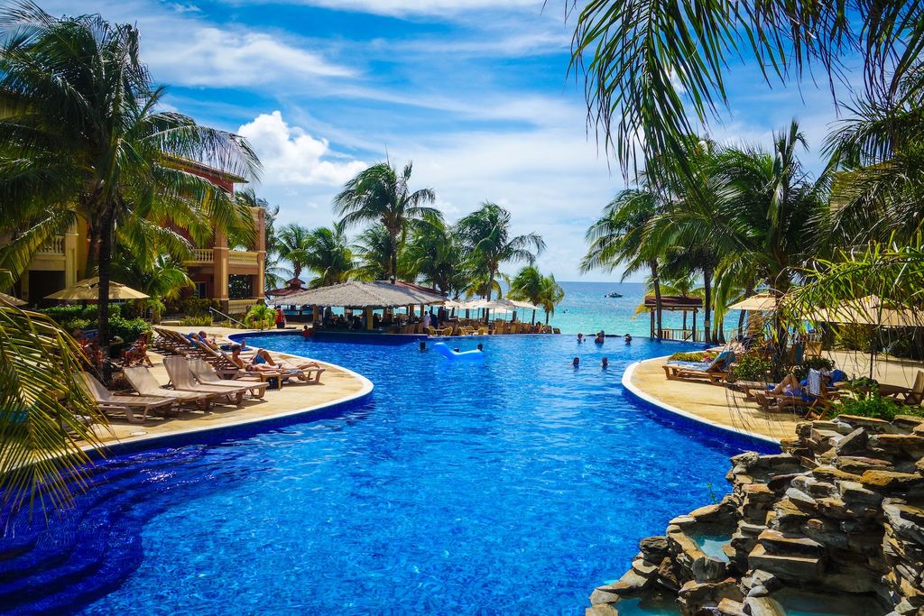 La piscine "infinie", donnant l'illusion de se jeter dans la mer La piscine "infinie", donnant l'illusion de se jeter dans la mer