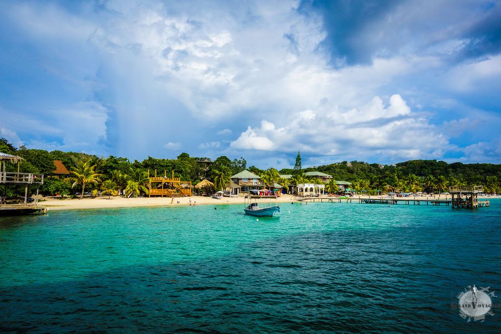La vue de West Bay depuis la mer. La vue de West Bay depuis la mer.