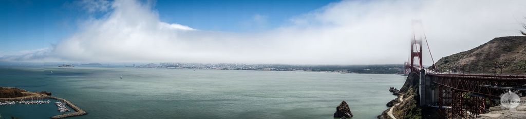 Le Golden Gate, vu depuis l'autre côté. On voit, à ce moment, les langues de nuages se déverser sur San Francisco, de droite à gauche. Et ici, c'est le grand soleil. Étrange climat... Le Golden Gate, vu depuis l'autre côté. On voit, à ce moment, les langues de nuages se déverser sur San Francisco, de droite à gauche. Et ici, c'est le grand soleil. Étrange climat...