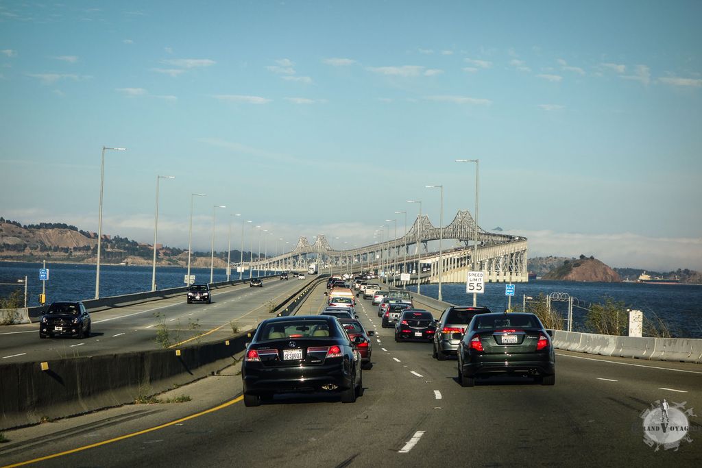 Étrange forme que ce pont arrondi. Étrange forme que ce pont arrondi.