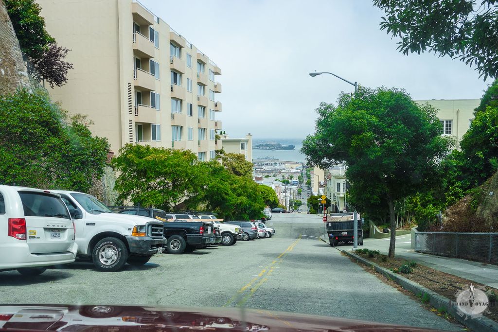 Pas facile à rendre en photo, mais regardez au pied du bâtiment de gauche vous rendre compte de l'angle. Aussi, la rue ne devient pas plus étroite, c'est jusque qu'elle plonge après le carrefour, et qu'on ne la revoit qu'après ! Pas facile à rendre en photo, mais regardez au pied du bâtiment de gauche vous rendre compte de l'angle. Aussi, la rue ne devient pas plus étroite, c'est jusque qu'elle plonge après le carrefour, et qu'on ne la revoit qu'après !