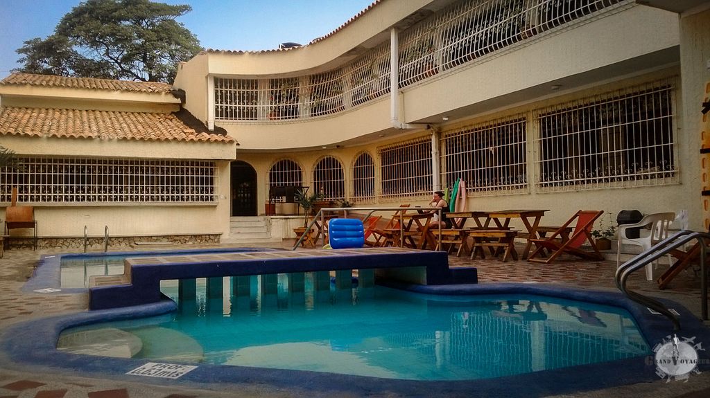 Le Drop Bear hostel, ancienne résidence de Pablo Escobar et sa piscine. Le Drop Bear hostel, ancienne résidence de Pablo Escobar et sa piscine.