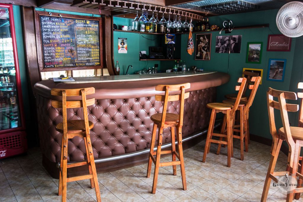 Le bar aussi est entièrement d'époque. Le plateau principal est en marbre, importé d'Italie. Le bar aussi est entièrement d'époque. Le plateau principal est en marbre, importé d'Italie.