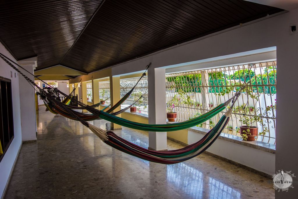 Ces hamacs sont nouveaux mais les crochets les soutenant sont "d'époque". Les hamacs étaient utilisés par la famille de Pablo et ses "invités". Les habitants du Nord de la Colombie ont en effet pour tradition de dormir dans des hamacs plutôt que dans des lits. Ces hamacs sont nouveaux mais les crochets les soutenant sont "d'époque". Les hamacs étaient utilisés par la famille de Pablo et ses "invités". Les habitants du Nord de la Colombie ont en effet pour tradition de dormir dans des hamacs plutôt que dans des lits.