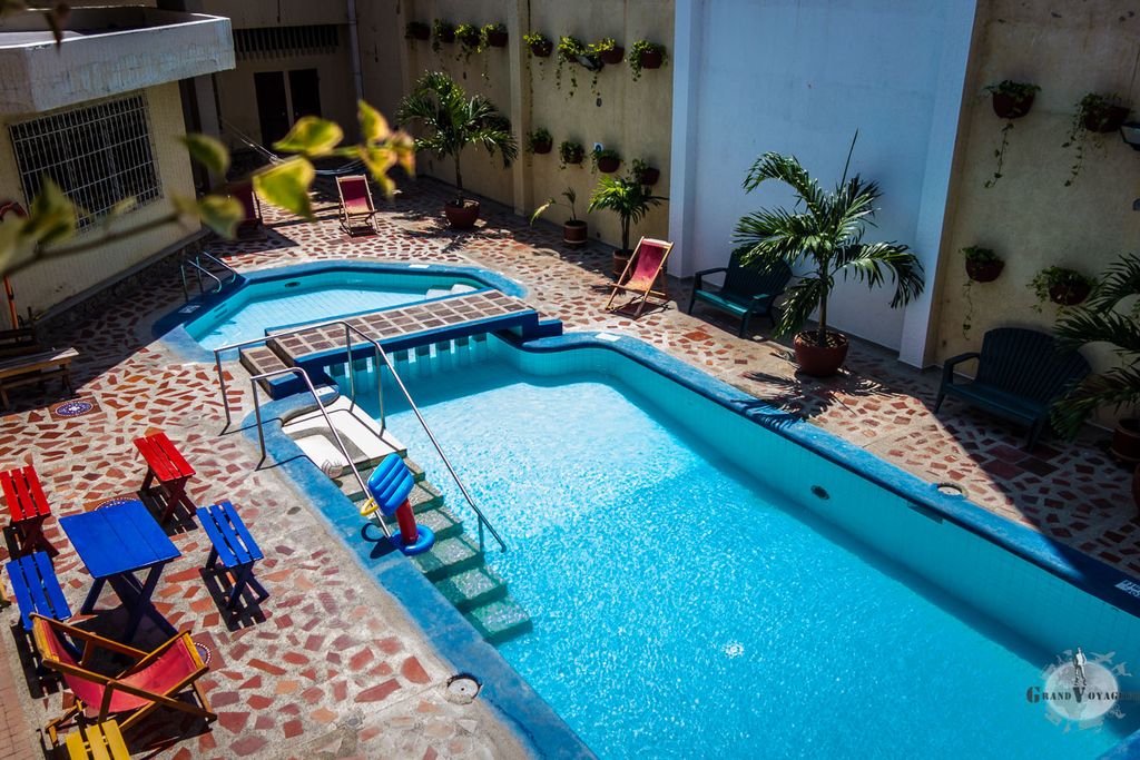 La piscine, rien de tel pour se relaxer après une journée à négocier quelques tonnes de cocaïne. La piscine, rien de tel pour se relaxer après une journée à négocier quelques tonnes de cocaïne.