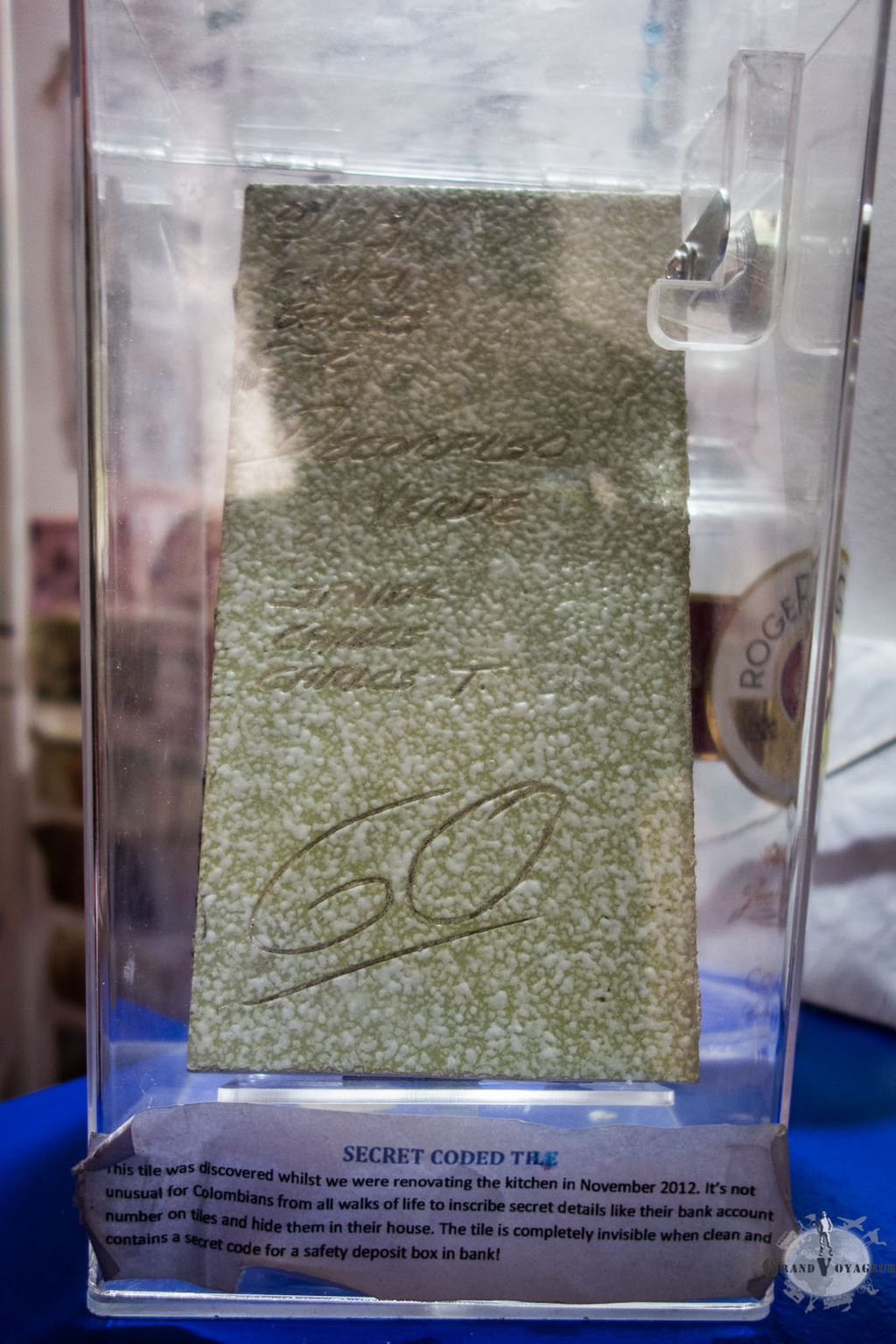 Lors des rénovations, les ouvriers ont trouvé ce carreau sur lequel étaient inscrits des codes pour un mystérieux coffre fort. Lors des rénovations, les ouvriers ont trouvé ce carreau sur lequel étaient inscrits des codes pour un mystérieux coffre fort.