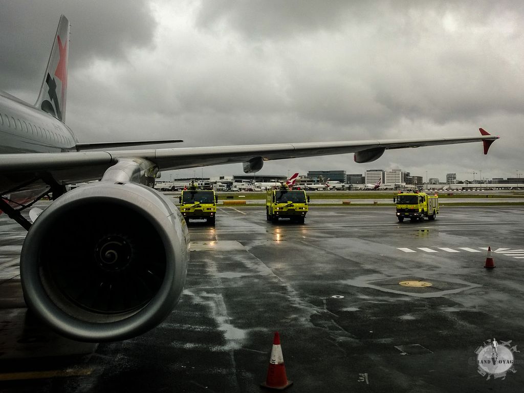 Les pompiers de l'aéroport de Sydney nous souhaitent la bienvenue en ce jour de Noël. Les pompiers de l'aéroport de Sydney nous souhaitent la bienvenue en ce jour de Noël.