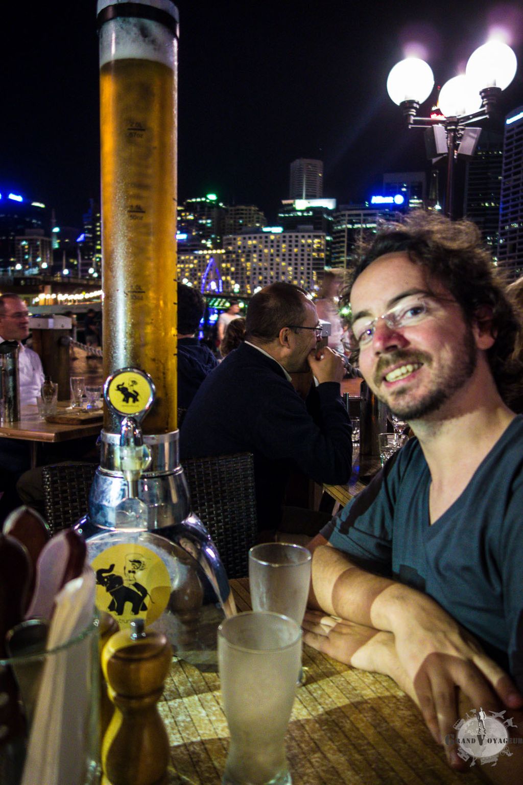 Le soir on s'octroie une giraffe au Darling Harbour. Le soir on s'octroie une giraffe au Darling Harbour.