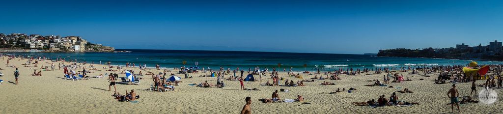 La plage de Bondi Beach et sa mer glacée et aux forts courants. La plage de Bondi Beach et sa mer glacée et aux forts courants.
