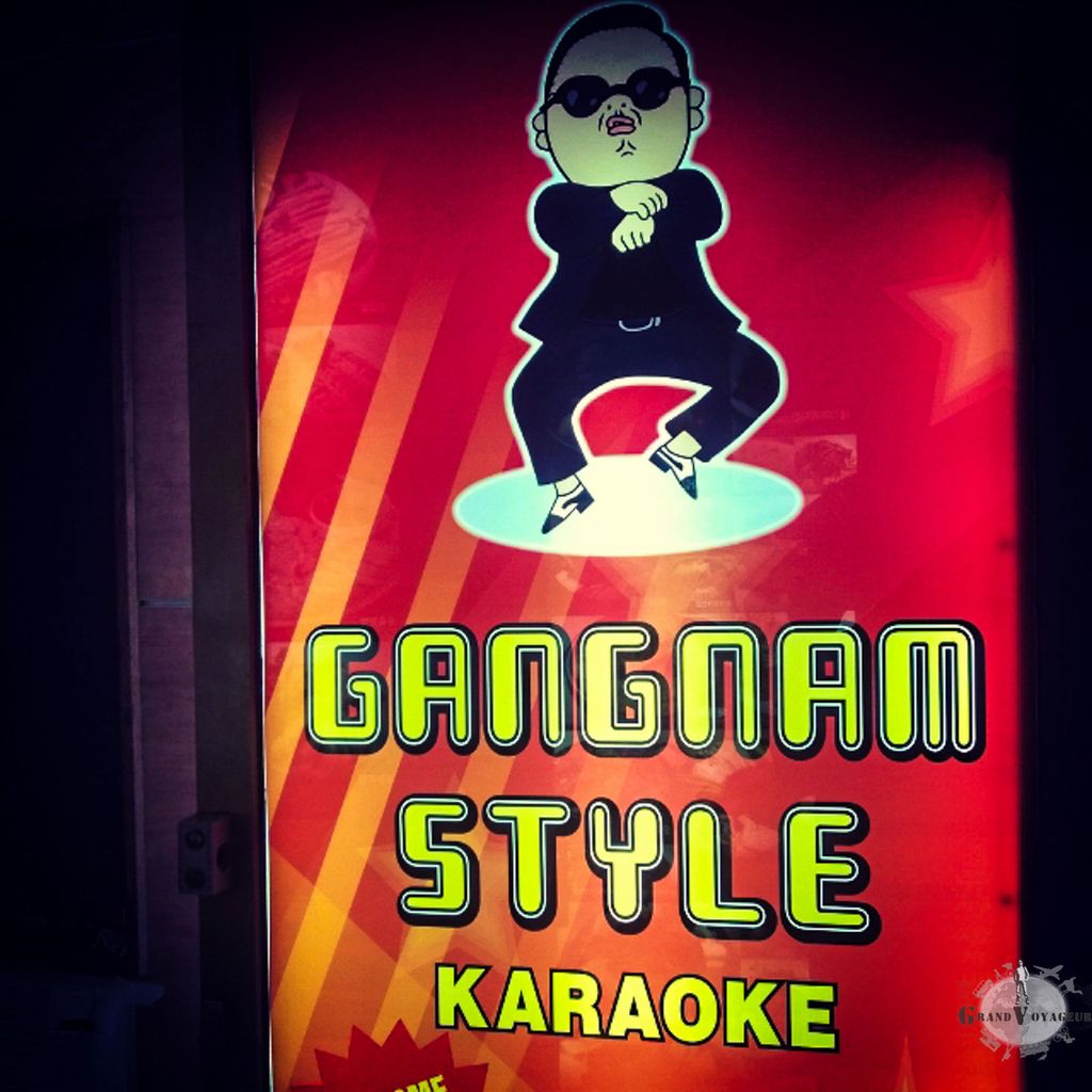 En route pour récupérer Judith à l'aéroport, je croise un karaoké dans l'air du temps. En route pour récupérer Judith à l'aéroport, je croise un karaoké dans l'air du temps.