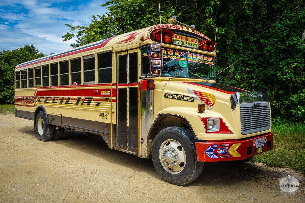 A l'entrée du parc, un vrai Chicken Bus comme on les aime ! A l'entrée du parc, un vrai Chicken Bus comme on les aime !