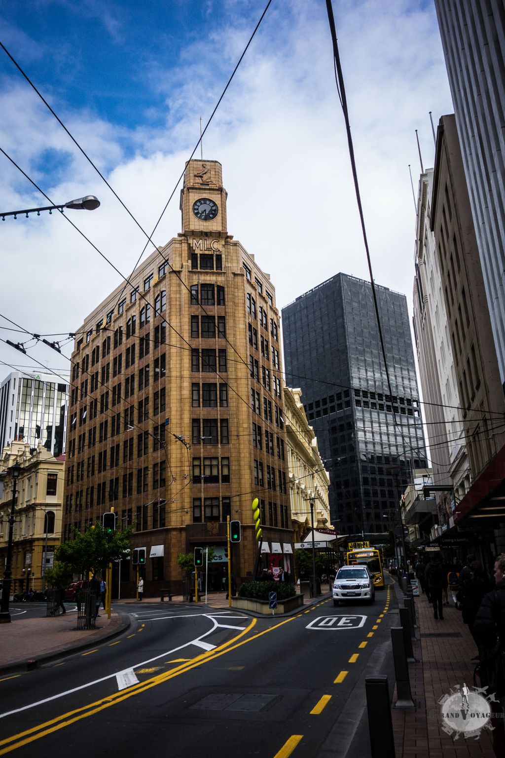 Un petit air étazunien avec ces grands bâtiments. Un petit air étazunien avec ces grands bâtiments.