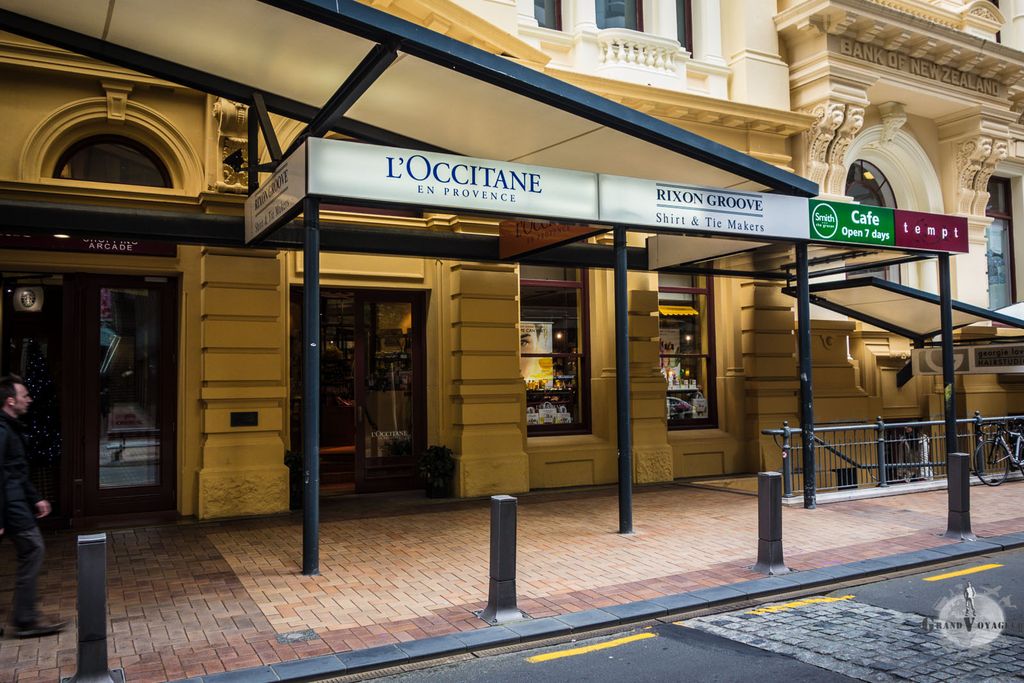 L'Occitane en Provence. Qu'il est bon de se rattacher à un bon magasin de son pays natal lorsqu'on est à l'autre bout du Monde L'Occitane en Provence. Qu'il est bon de se rattacher à un bon magasin de son pays natal lorsqu'on est à l'autre bout du Monde