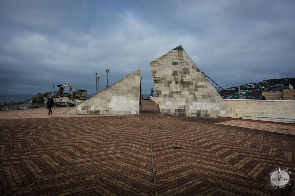 ...et des pyramides ébréchées laissent passer les touristes ...et des pyramides ébréchées laissent passer les touristes