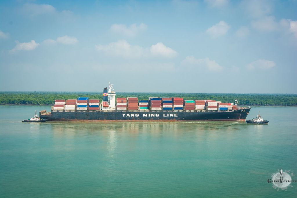 De ma fenêtre, je vois des copains porte-conteneurs. Ici un cargo chinois de la Yang Ming Line.