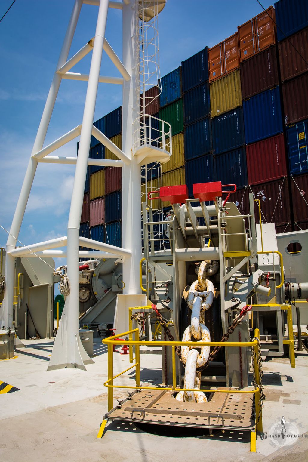 La chaîne à laquelle une des ancres d'amarrage est reliée. Pour vous donner une idée de la taille, cette photo est prise à hauteur d'homme. Chaque chaînon doit faire environ 1 m de long.