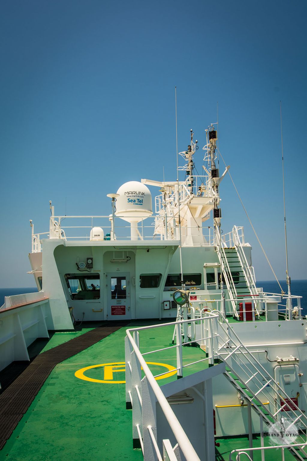 La vue sur le poste de navigation. C'est après cette photo qu'on me dira gentiment qu'il n'est pas permis de prendre des photos. Ouf, j'ai au moins sauvé quelques clichés !