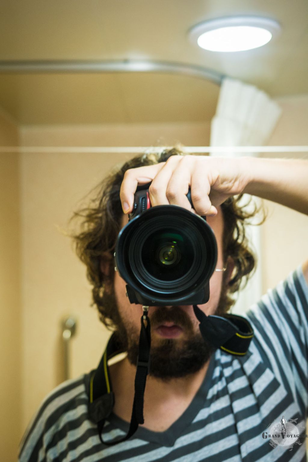 Selfie ! Vous remarquerez du soin que j'ai apporté à me fondre dans le moule: barbe comme le capitaine Haddock et t-shirt rayé comme un vrai matelot ! (ah, on me dit dans l'oreillette que "n'importe quoi, personne n'a ta dégaine dans la marine marchande depuis des siècles". Ok ok ok).