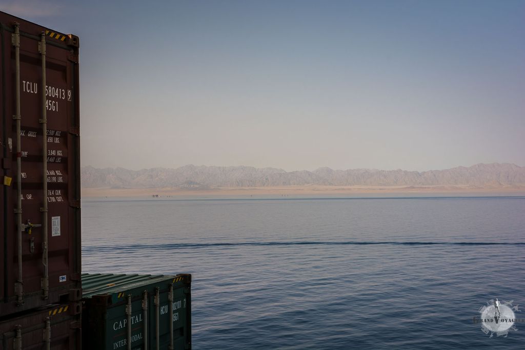 A tribord on aperçoit les côtes désertiques du Sinaï égyptien.