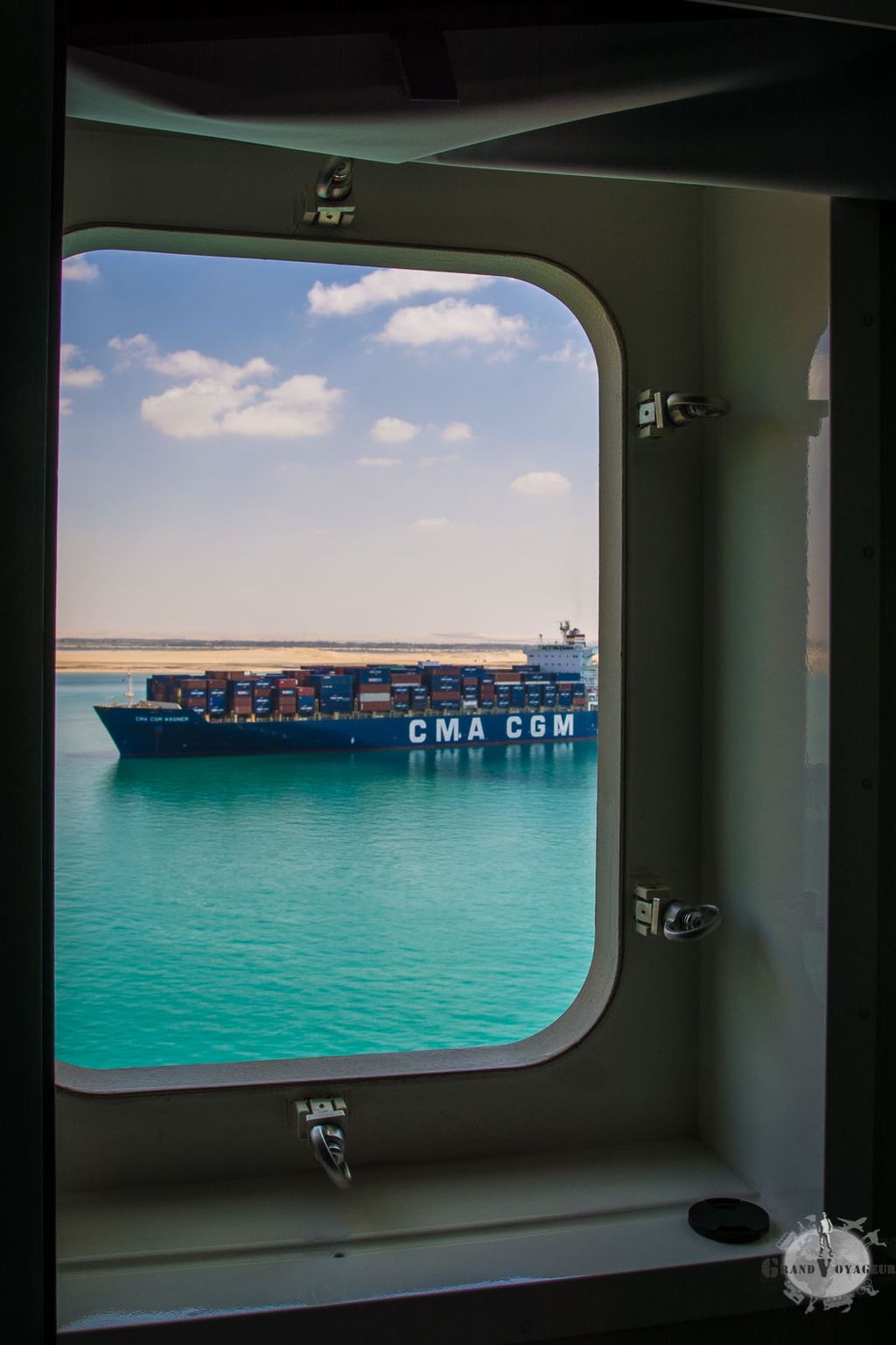 Le cargo CMA CGM Wagner, tout pitchoun à côté de nous, patiente aussi pour traverser le Canal de Suez.