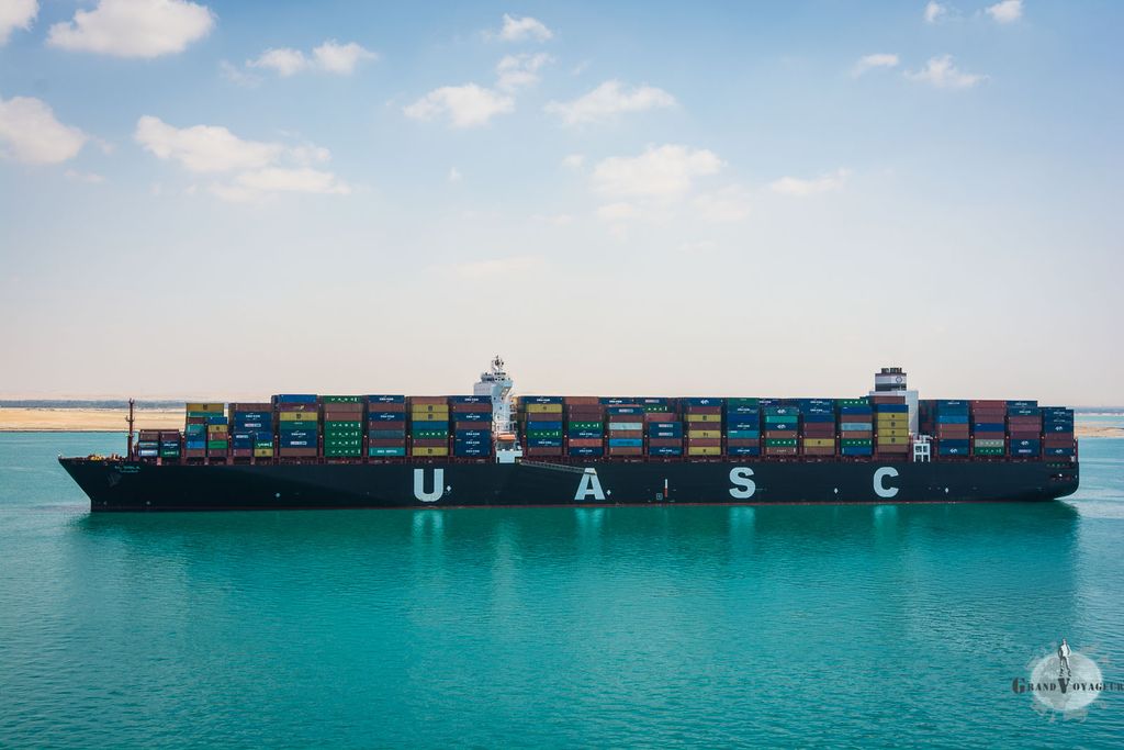 Nous passons à côté du UASC Qibla de la United Arab Shipping Company (basée au Koweit). Les dimensions du Qibla sont comparables avec celle du CMA CGM Magellan.