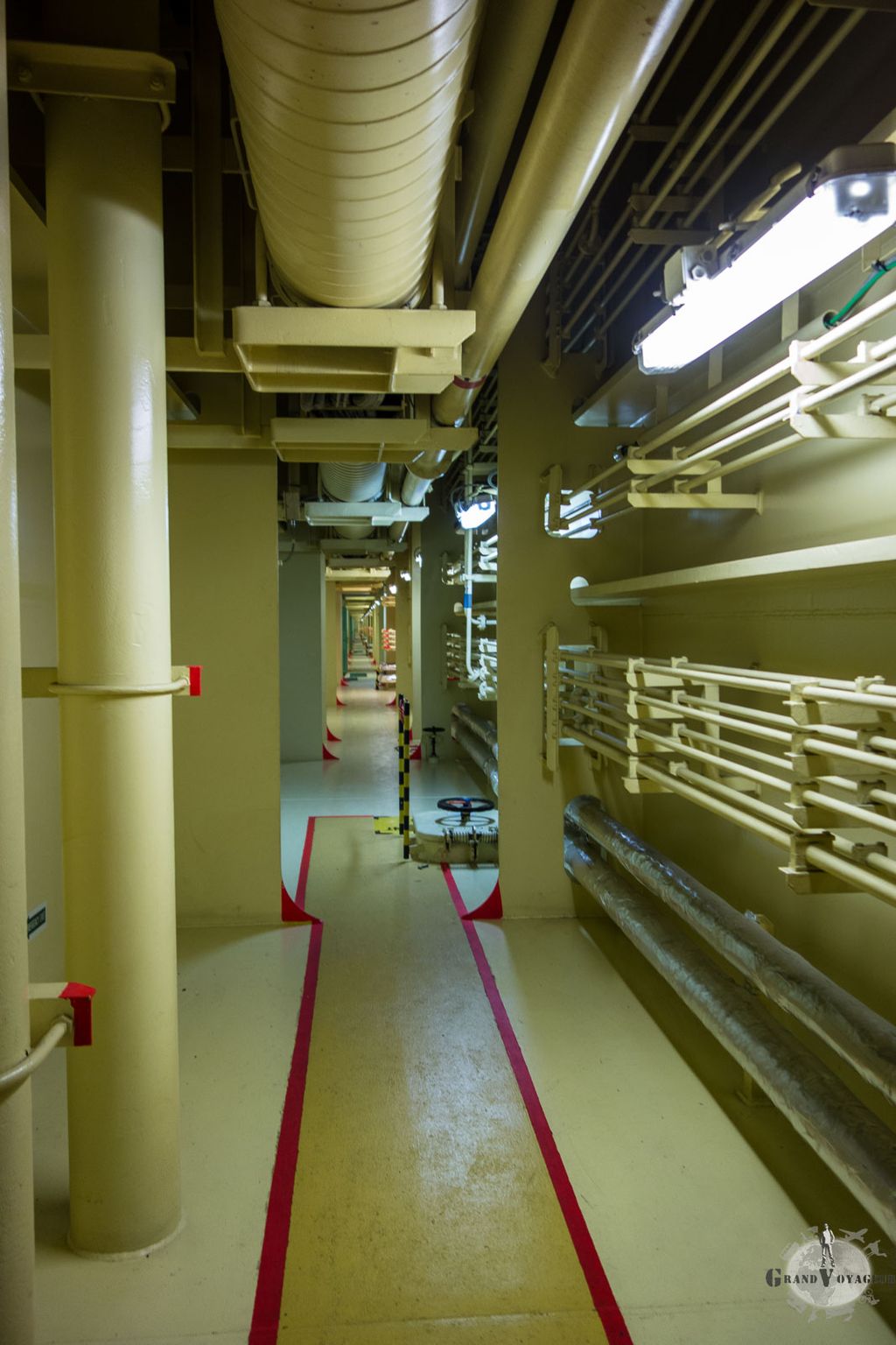 La coursive vers la salle des machines.