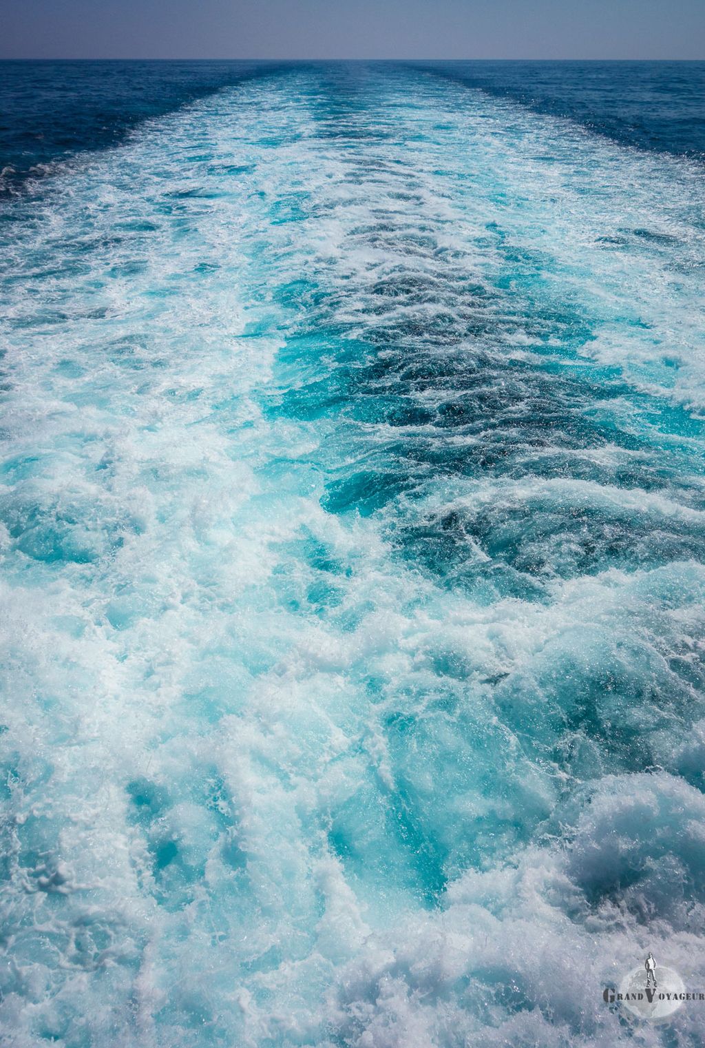 Et en sortie, tout ça pour ça ! Une personne qui tomberait par dessus bord à ce niveau aurait peu de chances d'en réchapper, vu les courants créés par l'hélice de propulsion.
