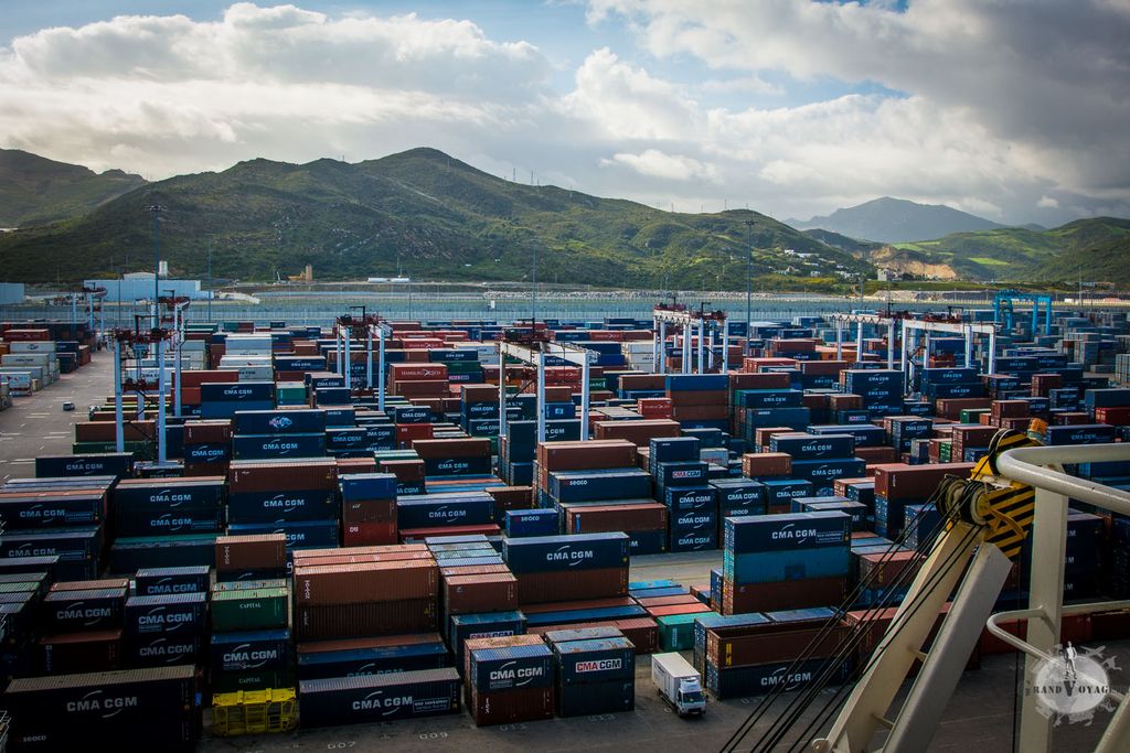Au petit matin, chambre avec vue sur le port marchand de Tanger.