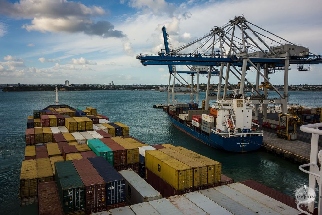 Le Buxstar larguant les amarres du port d'Auckland. Le Buxstar larguant les amarres du port d'Auckland.