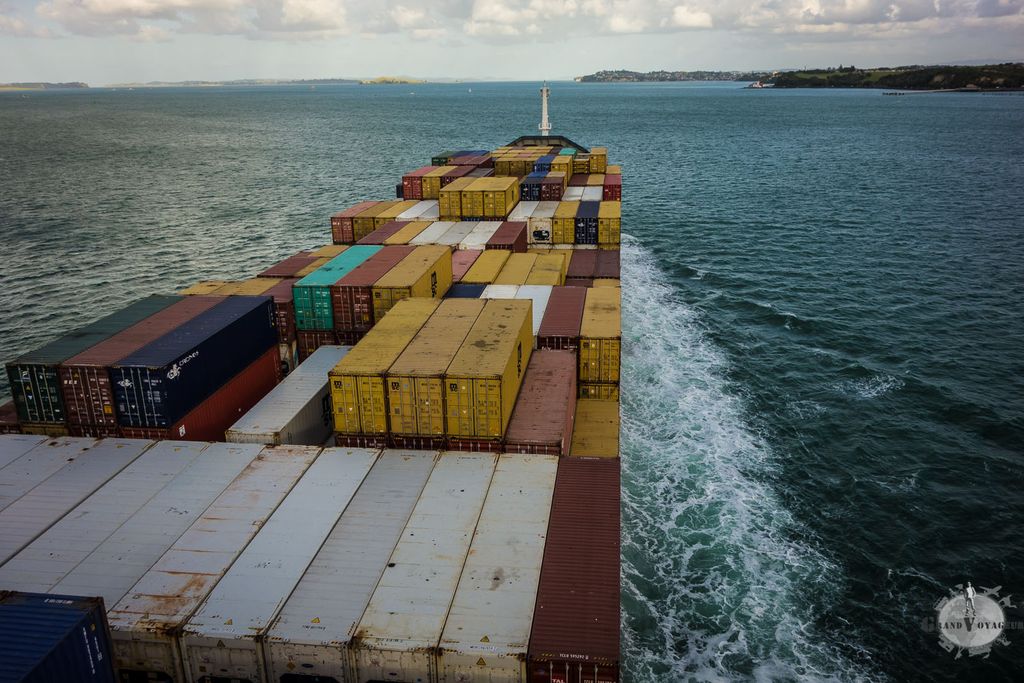 La photo donne l'impression que nous sommes très hauts. En réalité nous sommes à la même hauteur que sur les autres cargos, c'est juste que celui-ci est particulièrement peu chargé. La photo donne l'impression que nous sommes très hauts. En réalité nous sommes à la même hauteur que sur les autres cargos, c'est juste que celui-ci est particulièrement peu chargé.