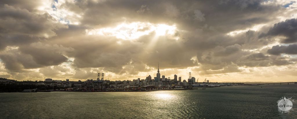 On laisse derrière nous la ville au soleil couchant. Bye, bye New Zealand ! On laisse derrière nous la ville au soleil couchant. Bye, bye New Zealand !