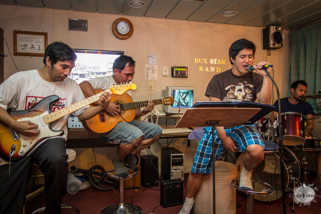 Le Buxstar Band fait son show. Derrière, on aperçoit l'écran sur lequel des karaokés tournent en boucle. Le Buxstar Band fait son show. Derrière, on aperçoit l'écran sur lequel des karaokés tournent en boucle.