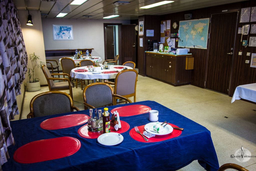 La salle du mess des officiers, j'ai déplacé mes couverts pour leur faire face 😅 La salle du mess des officiers, j'ai déplacé mes couverts pour leur faire face 😅