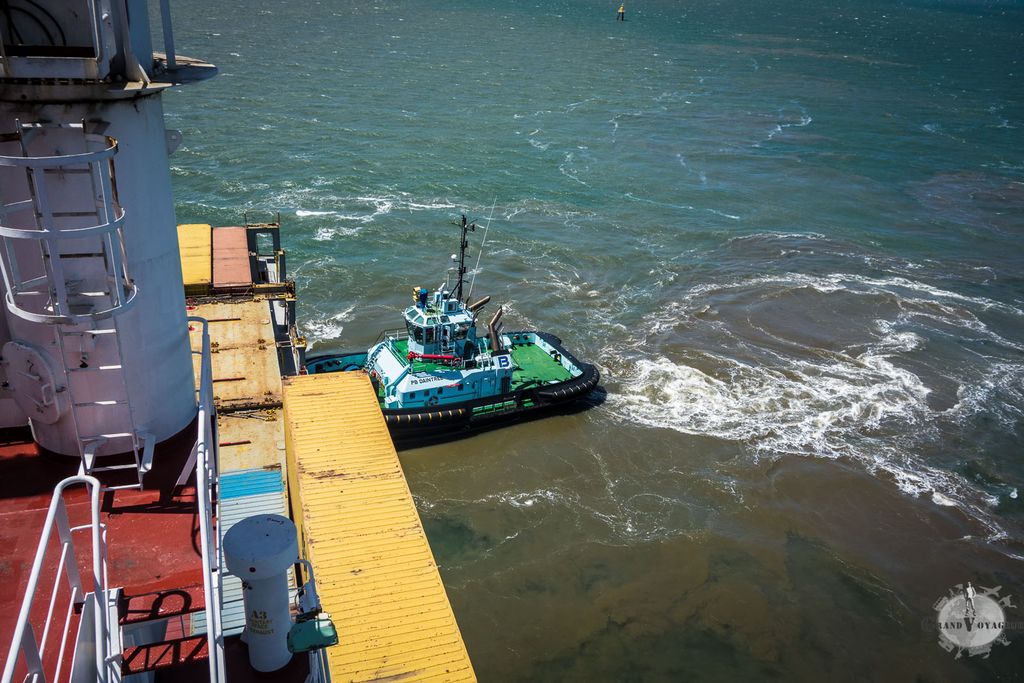 Des remorqueurs nous assistent à faire un demi-tour, tout en remuant le sable et le limon Des remorqueurs nous assistent à faire un demi-tour, tout en remuant le sable et le limon