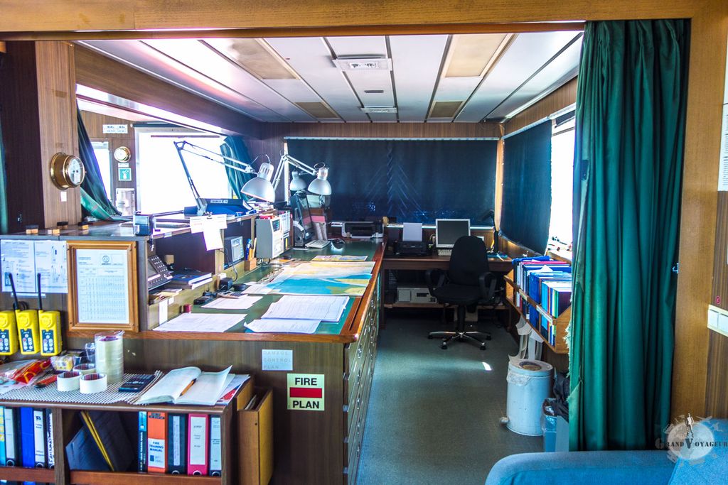 La salle de navigation avec ses cartes et toute la paperasse. La salle de navigation avec ses cartes et toute la paperasse.