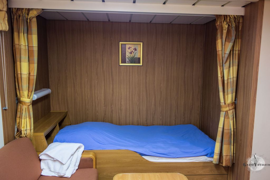 Le lit et, sur la droite hors du cadre, la salle de bain complète. Le lit et, sur la droite hors du cadre, la salle de bain complète.