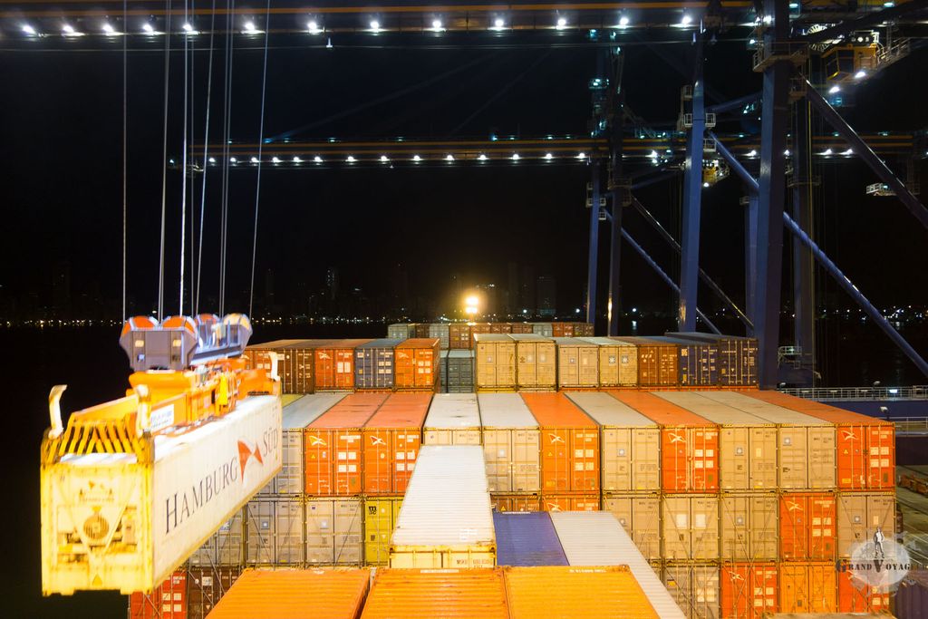 Depuis le hublot, j'observe le chargement/déchargement des containers (sur la photo, un "reefer", reconnaissable à son moteur frigo et sa blancheur). Depuis le hublot, j'observe le chargement/déchargement des containers (sur la photo, un "reefer", reconnaissable à son moteur frigo et sa blancheur).