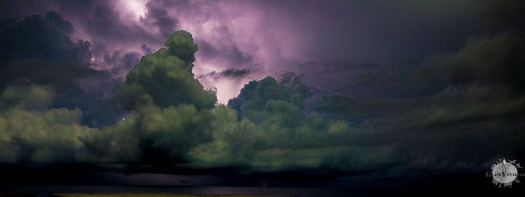 Des éclairs géants au-dessus de l'eau. Des éclairs géants au-dessus de l'eau.