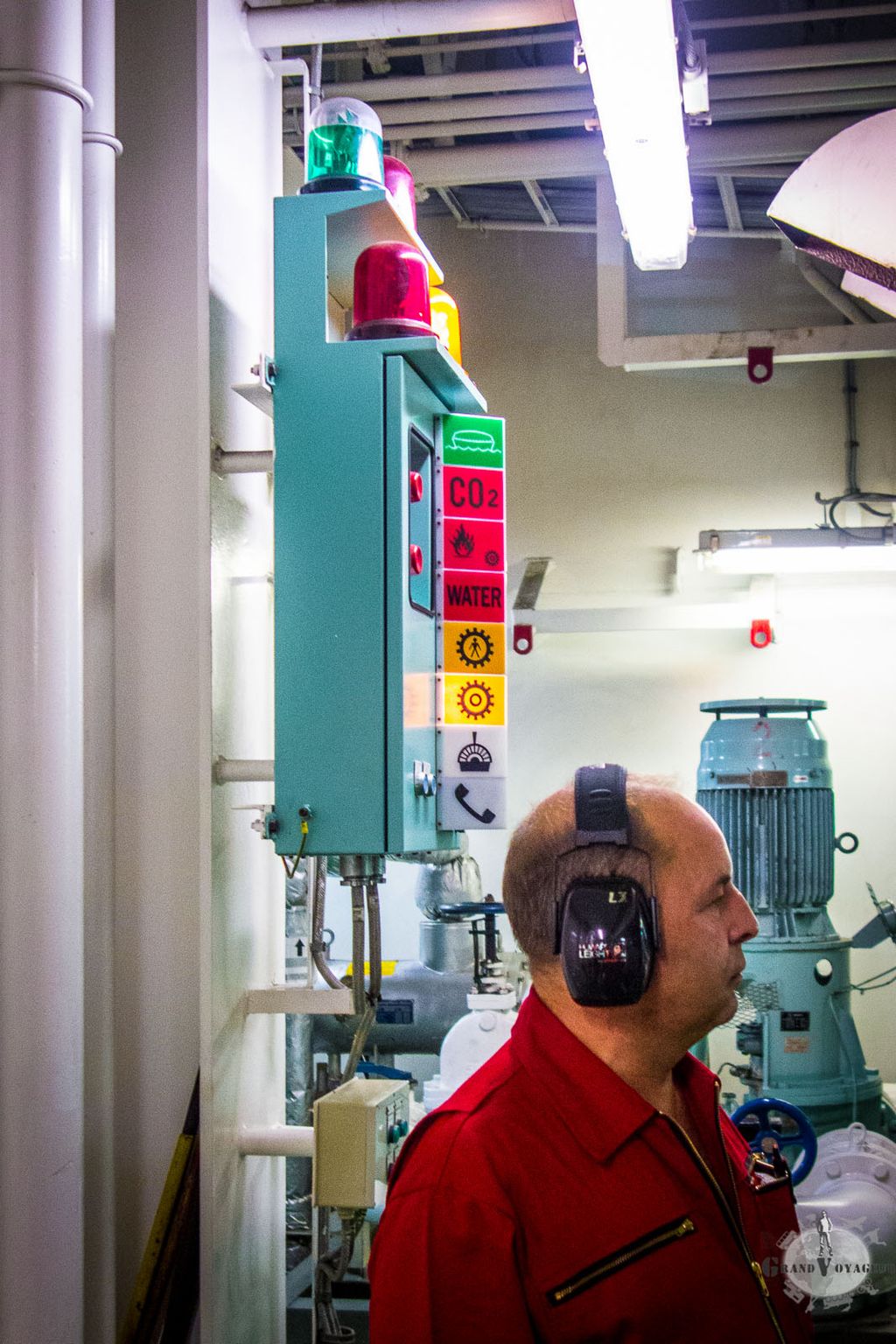 Une alarme assourdissante retentit alors que nous sommes en pleine visite (notez le symbole engrenage allumé... oups ?)
