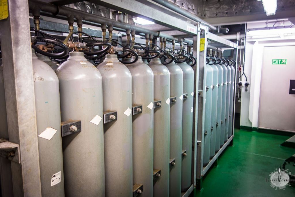 Ces bonbonnes sont des extincteurs géants reliés à la salle des machines et au reste du navire, s'activant en cas d'incendie.
