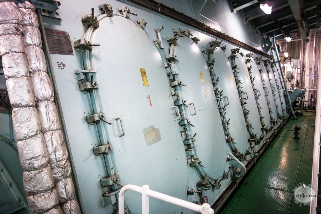 Les chambres de combustion du moteur principal. Nous somme juste au-dessous de la photo précédente montrant les pistons. Oui, c'est un GROS moteur !