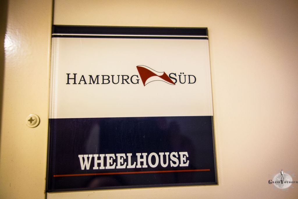 Le pont de navigation s'appelle "Wheelhouse", littéralement "Maison de la Roue" . Même si la roue, cela fait longtemps qu'elle a été remplacée par des Joysticks.