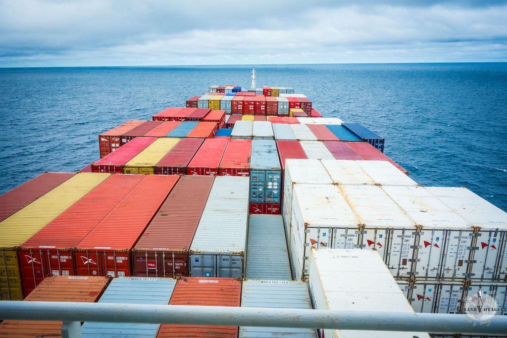 Non, ce ne sont pas les vagues qui nous font pencher, mais juste les ballastes pour faciliter le nettoyage du pont.