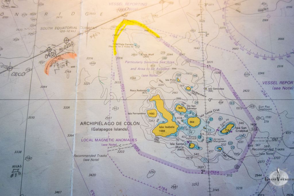 Le trait au crayon représente notre cap et notre relevé de position toutes les deux à quatre heures. Nous passons juste au nord des îles Galapagos.