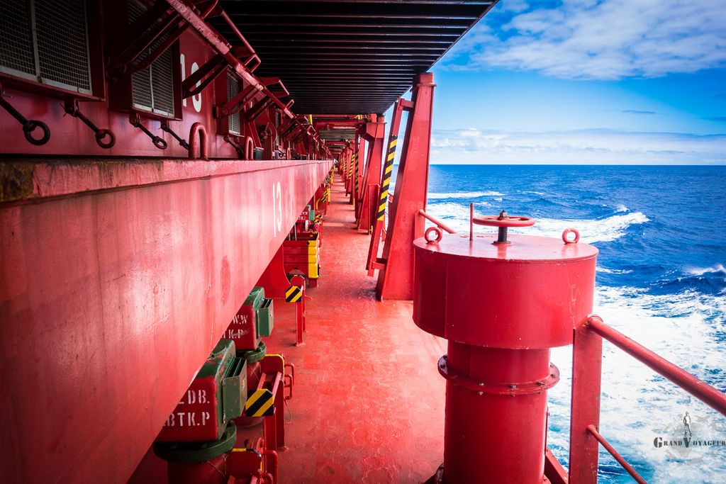 Pour se rendre en proue, il faut marcher environ 200 m le long du navire, sous les containers.