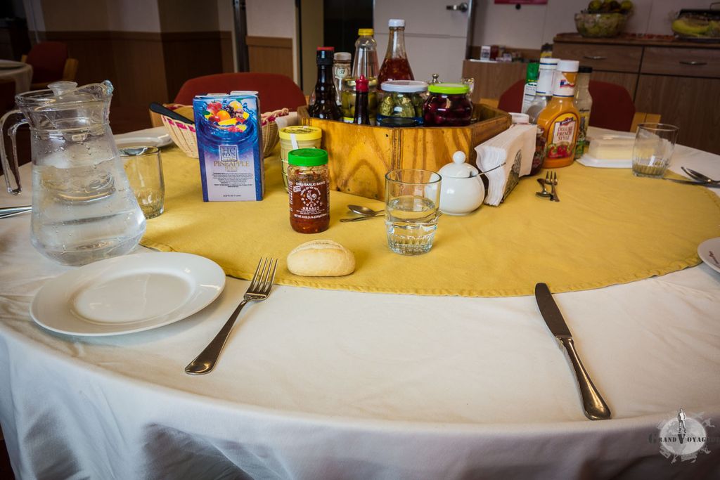 La table du Capitaine, avec, au milieu, toutes les sauces possibles et inimaginables ainsi que des cornichons polonais (oui oui)