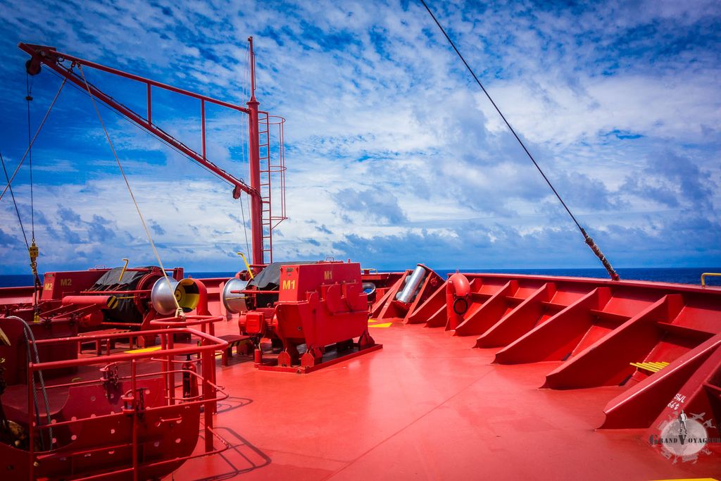 Une fois sur place, c'est le calme absolu, loin des nuisances sonores du moteur. Seul le bruit des vagues sur la coque du navire rompt le silence.